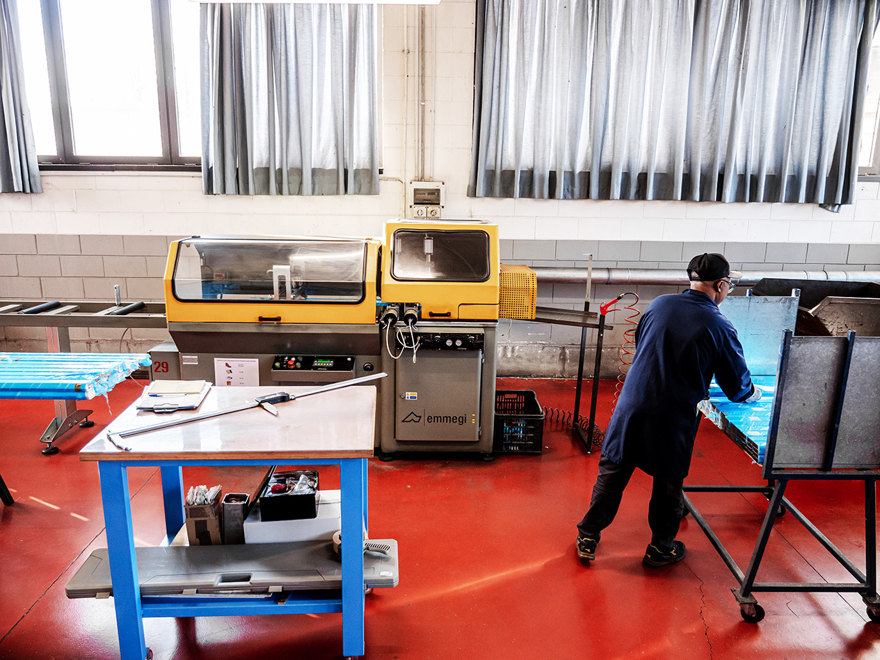 Cutting process - Estrallum Milan | Extruded aluminium components